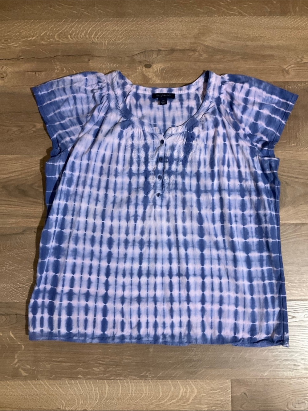 Bandolino Jeans purple tie dye top w/ 3/4 buttons, embroidery on front, XXL